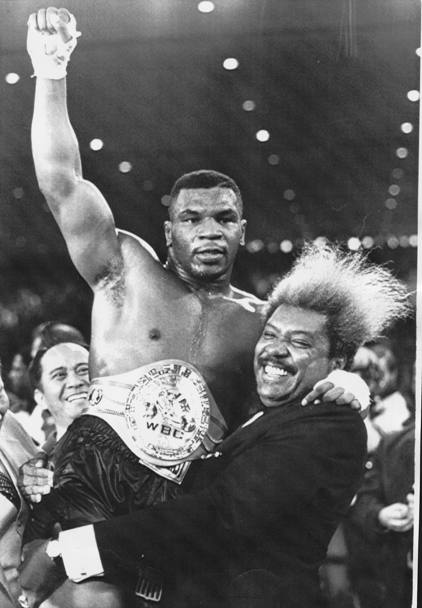 Las Vegas. Mike Tyson portato in trionfo da Don King dopo aver vinto il titolo mondiale pesi massimi contro Trevor Berbik